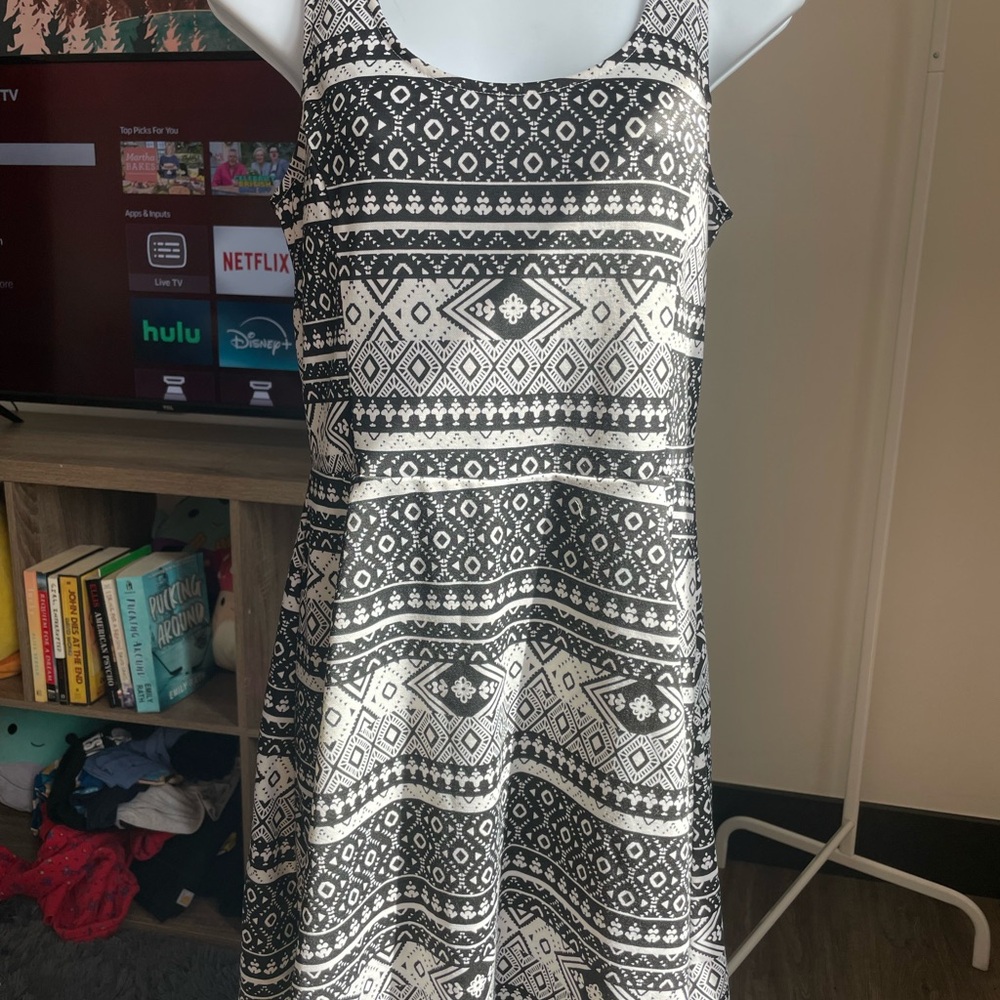 H&M Black and White Sleeveless Scoop Neck Sundress